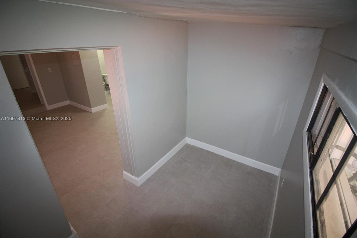 Empty room, Interior