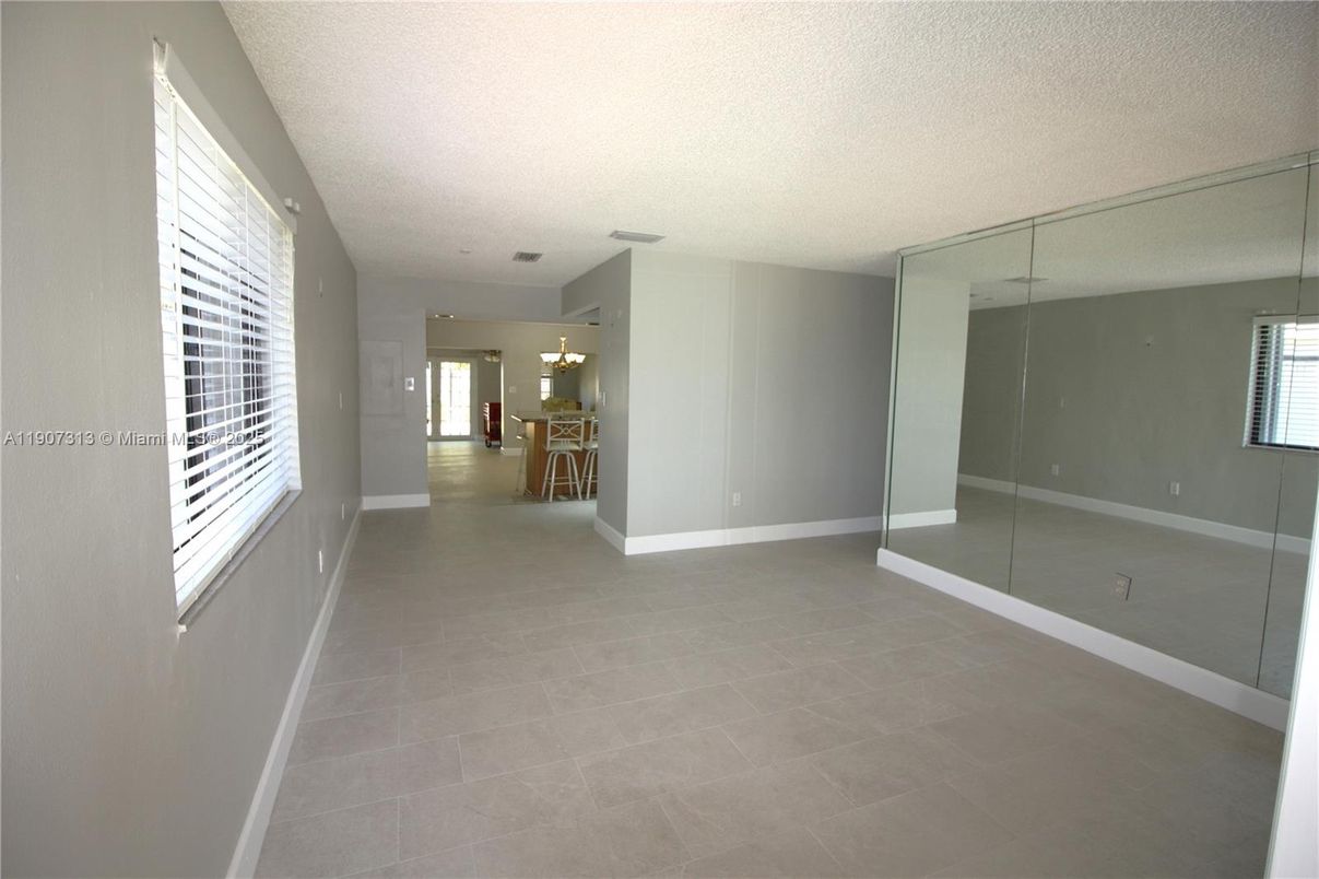 Empty room, Interior