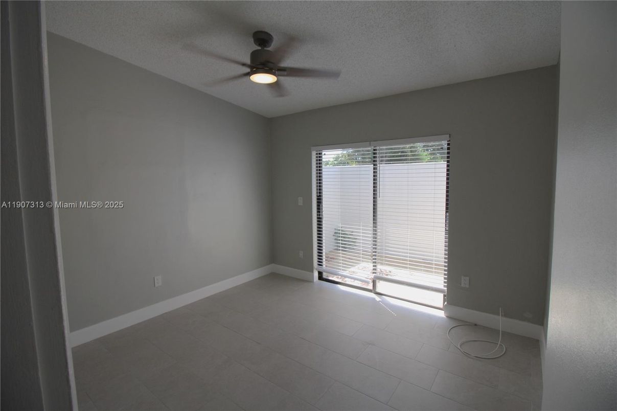 Empty room, Interior