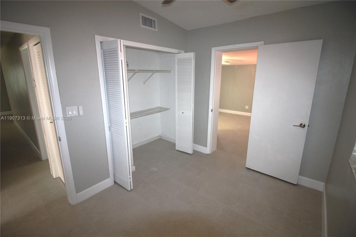 Empty room, Interior