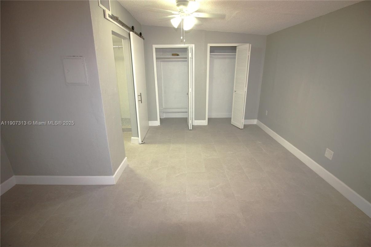 Empty room, Interior