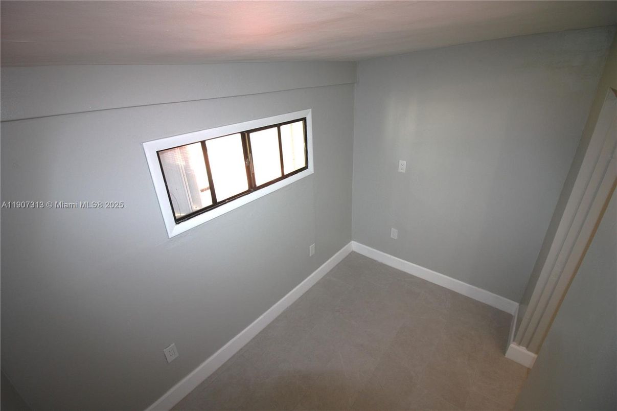 Empty room, Interior