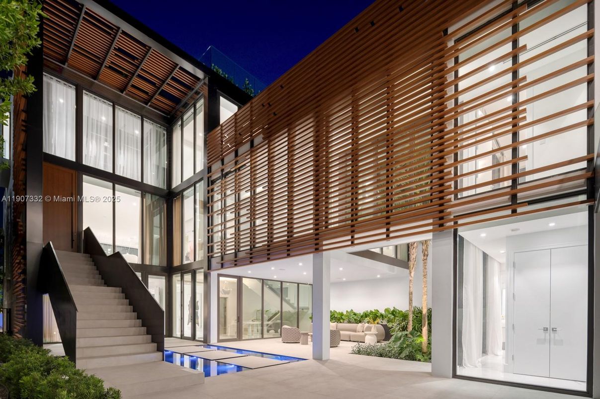 Exterior, Facade, Modern