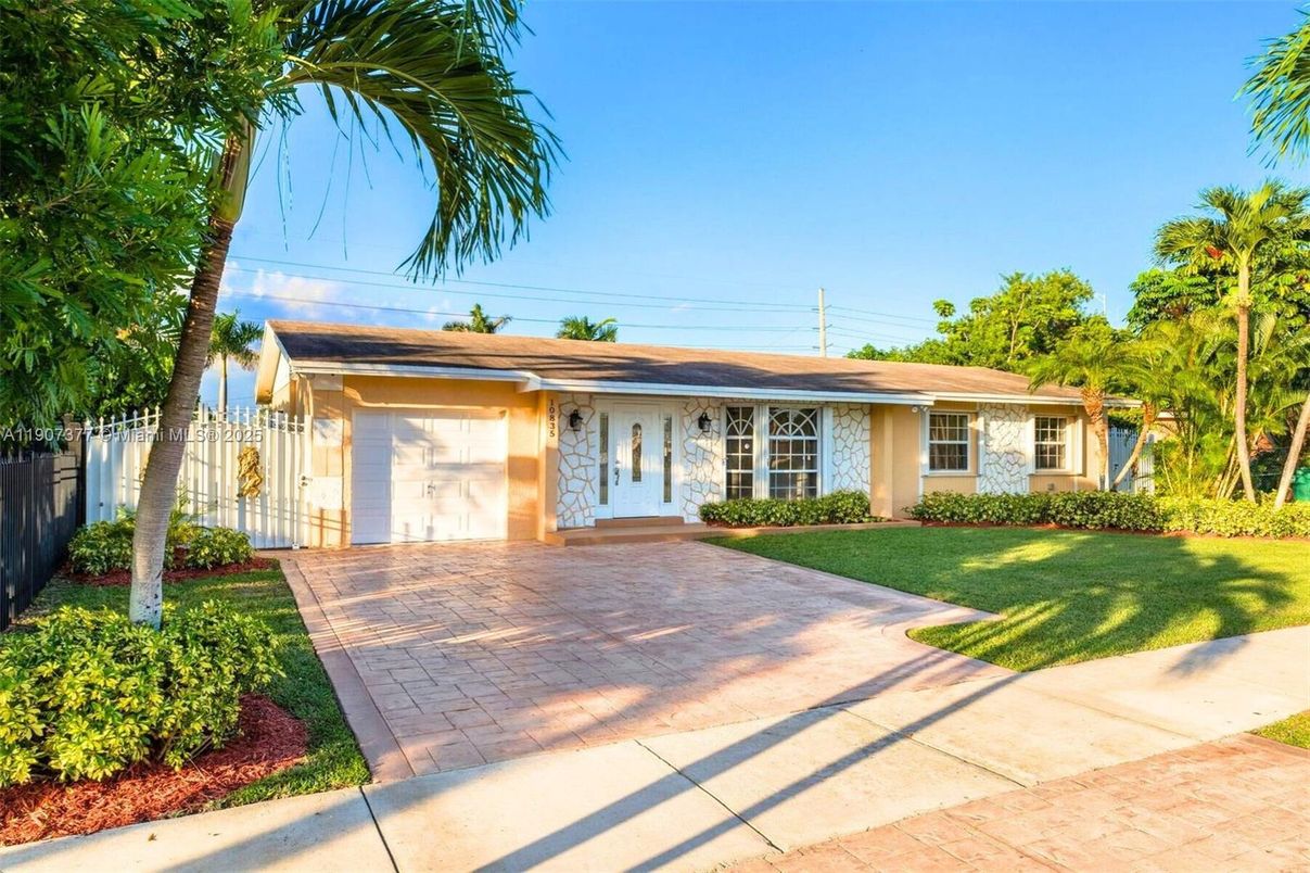 Attached, Exterior, Facade, Ranch