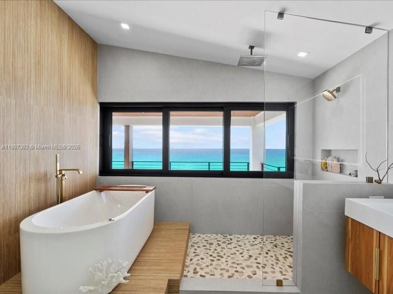 Bathroom, Free Standing Baths, Interior, Recessed Lighting, Water