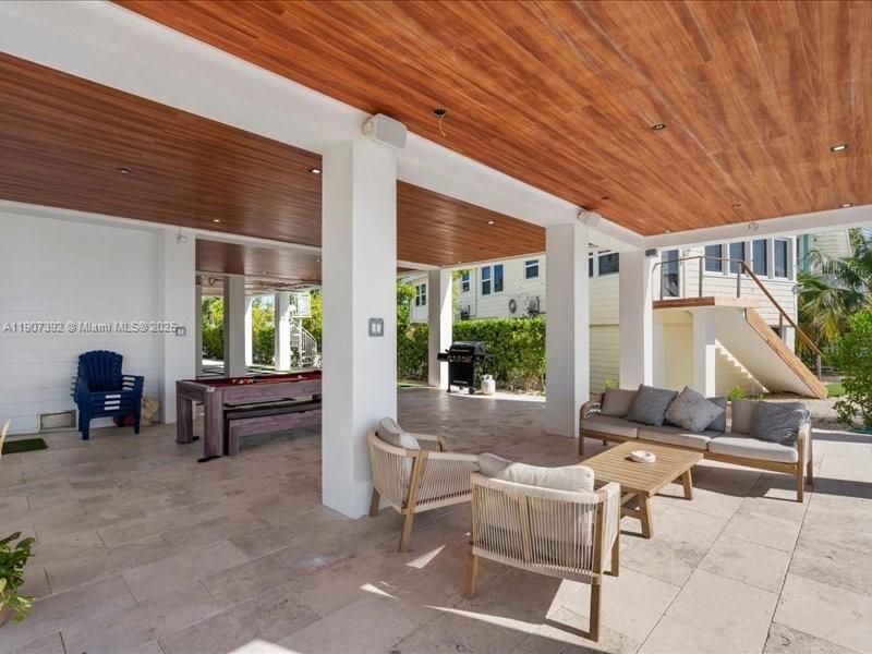 Billiard Table, Exterior, Piano