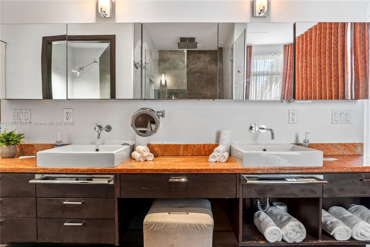 Bathroom, Dual Sink Vanities, Interior