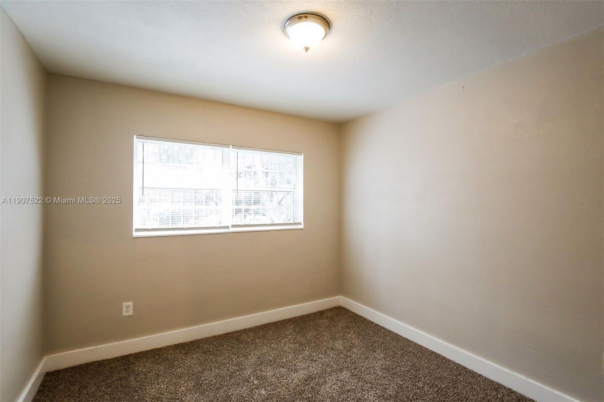 Empty room, Interior