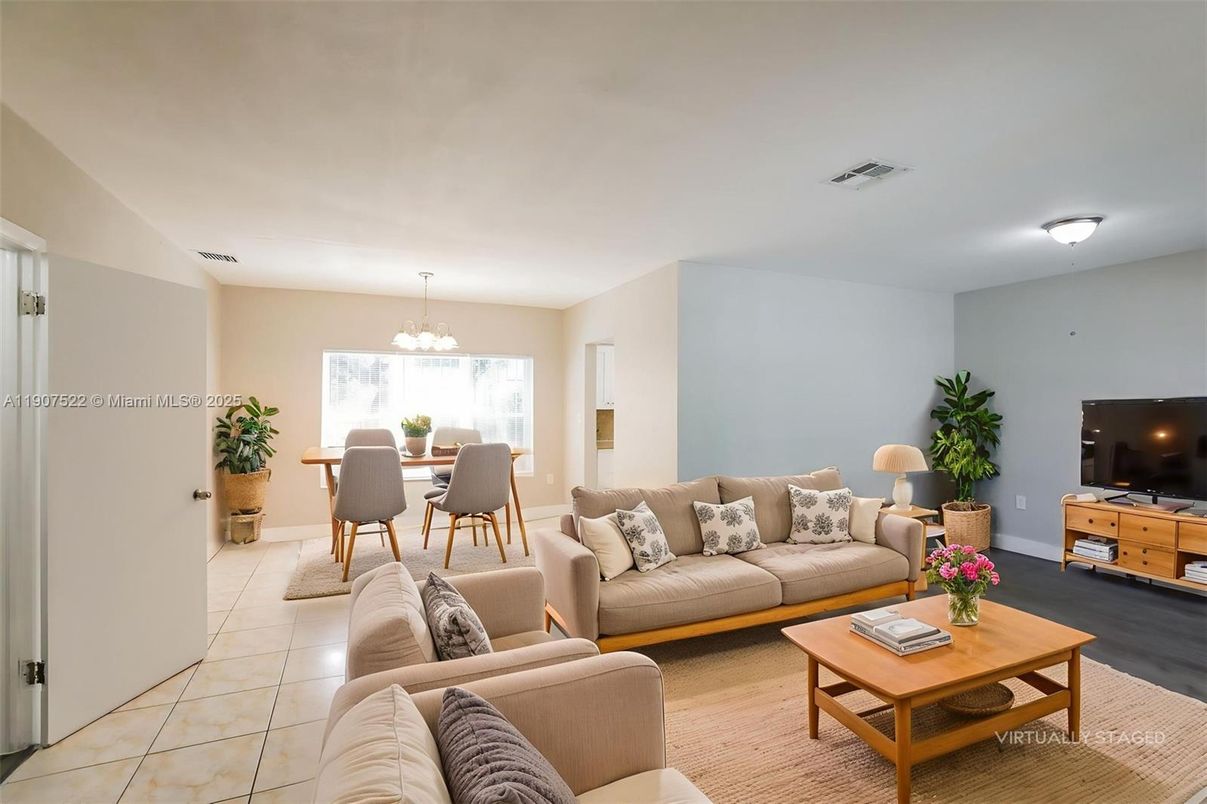 Chandelier, Dining room, Interior, Living room
