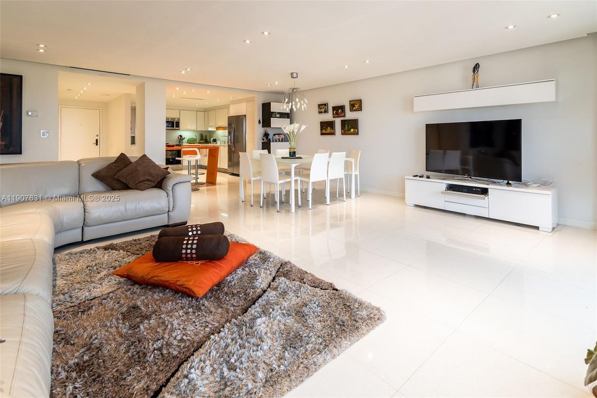 Chandelier, Dining room, Interior, Kitchen, Living room, Pendant Lights, Recessed Lighting, Stainless Steel Appliances