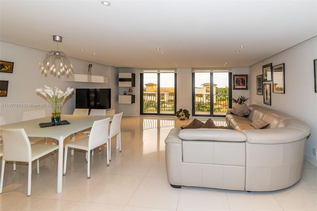 Dining room, Interior, Living room, Pendant Lights, Recessed Lighting