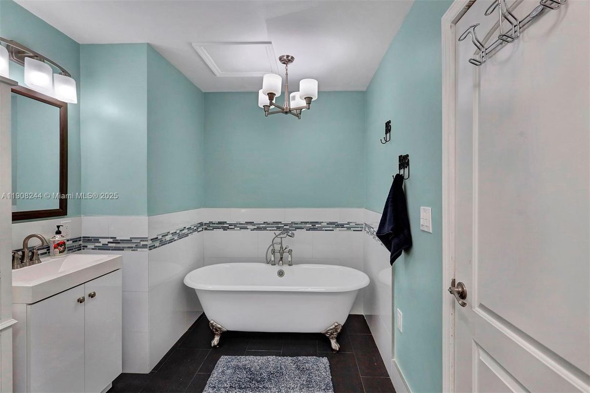Bathroom, Chandelier, Free Standing Baths, Interior