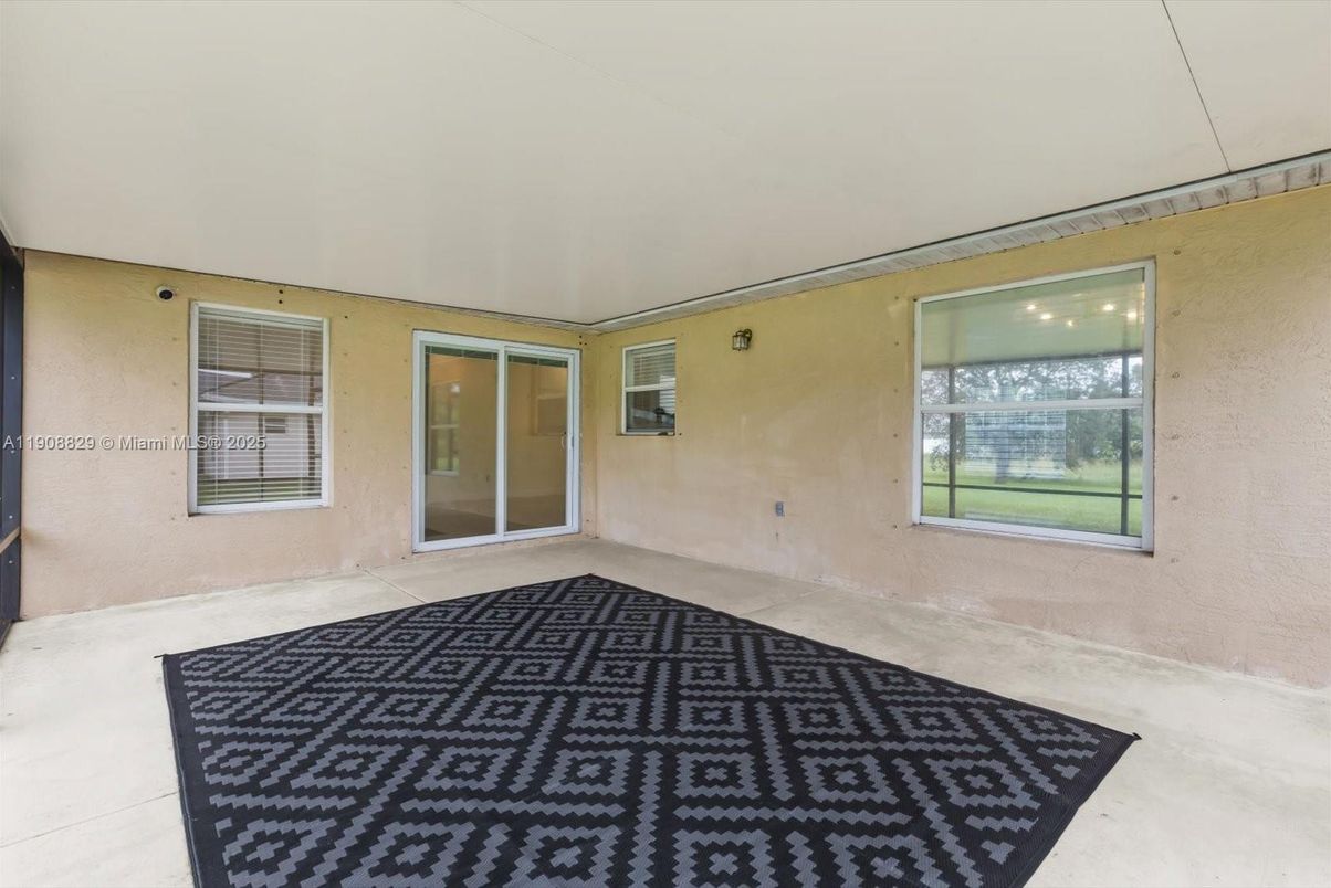 Empty room, Interior