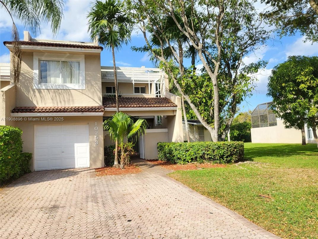 Attached, Exterior, Facade, Mediterranean