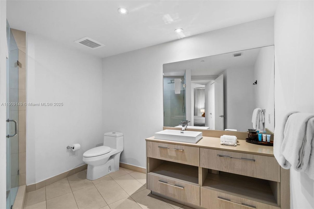Bathroom, Dual Sink Vanities, Interior, Recessed Lighting