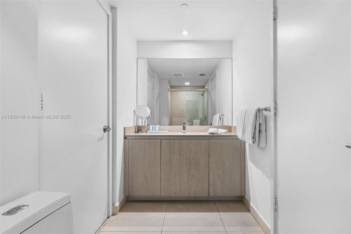 Bathroom, Interior, Recessed Lighting