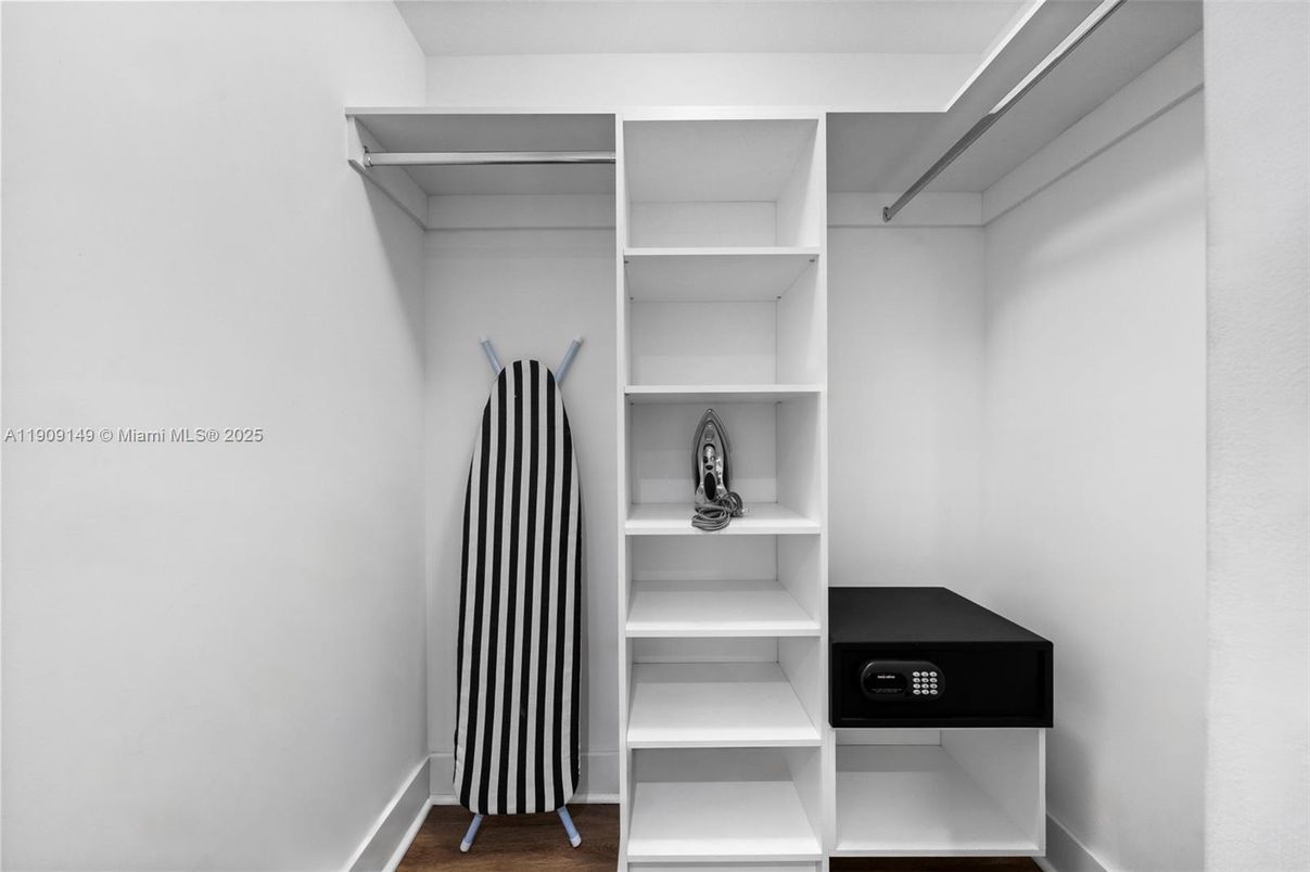 Interior, Walk-in Closets, Wood Texture Flooring
