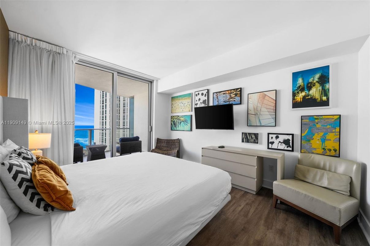 Bedroom, Interior, Water, Wood Texture Flooring