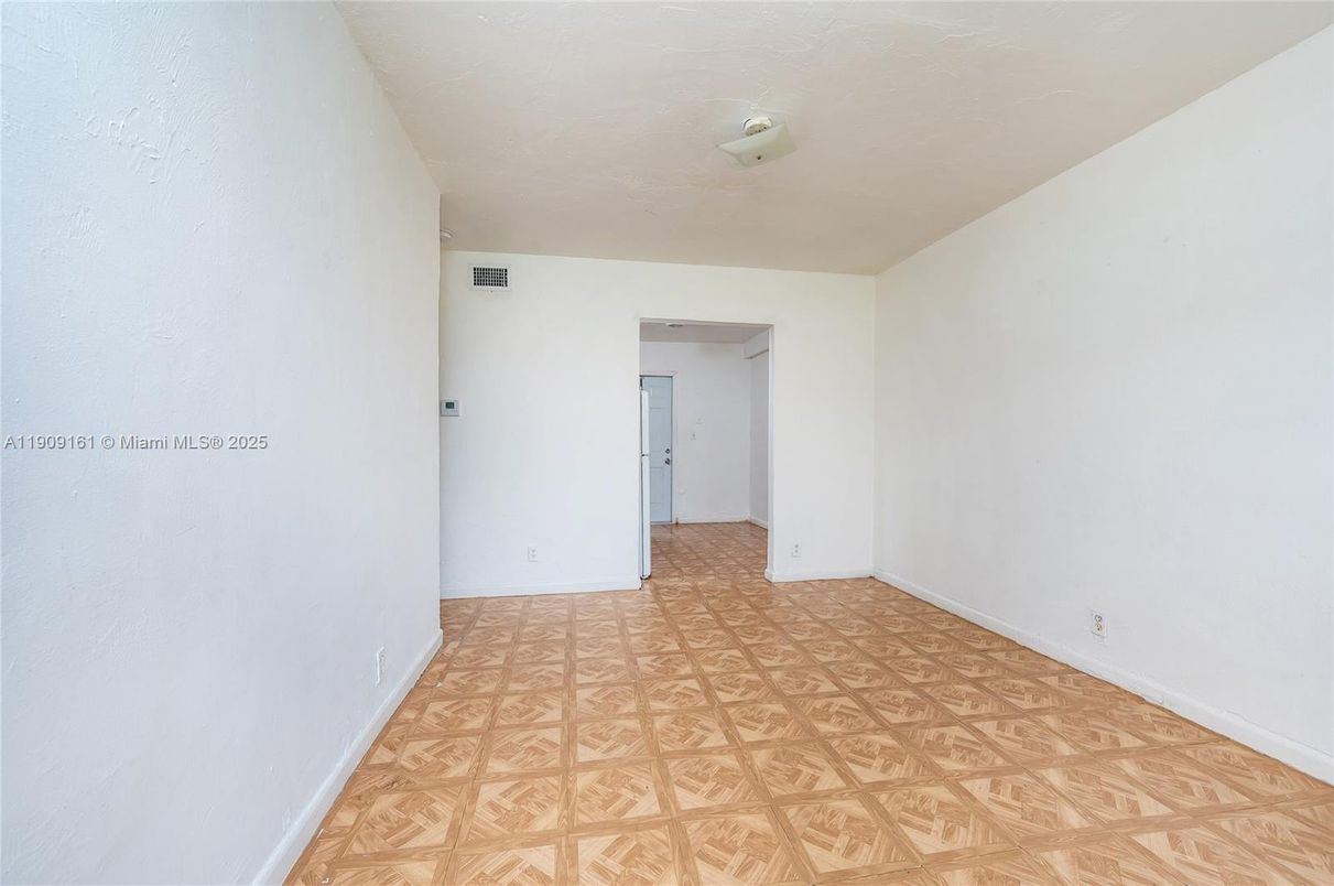 Empty room, Interior