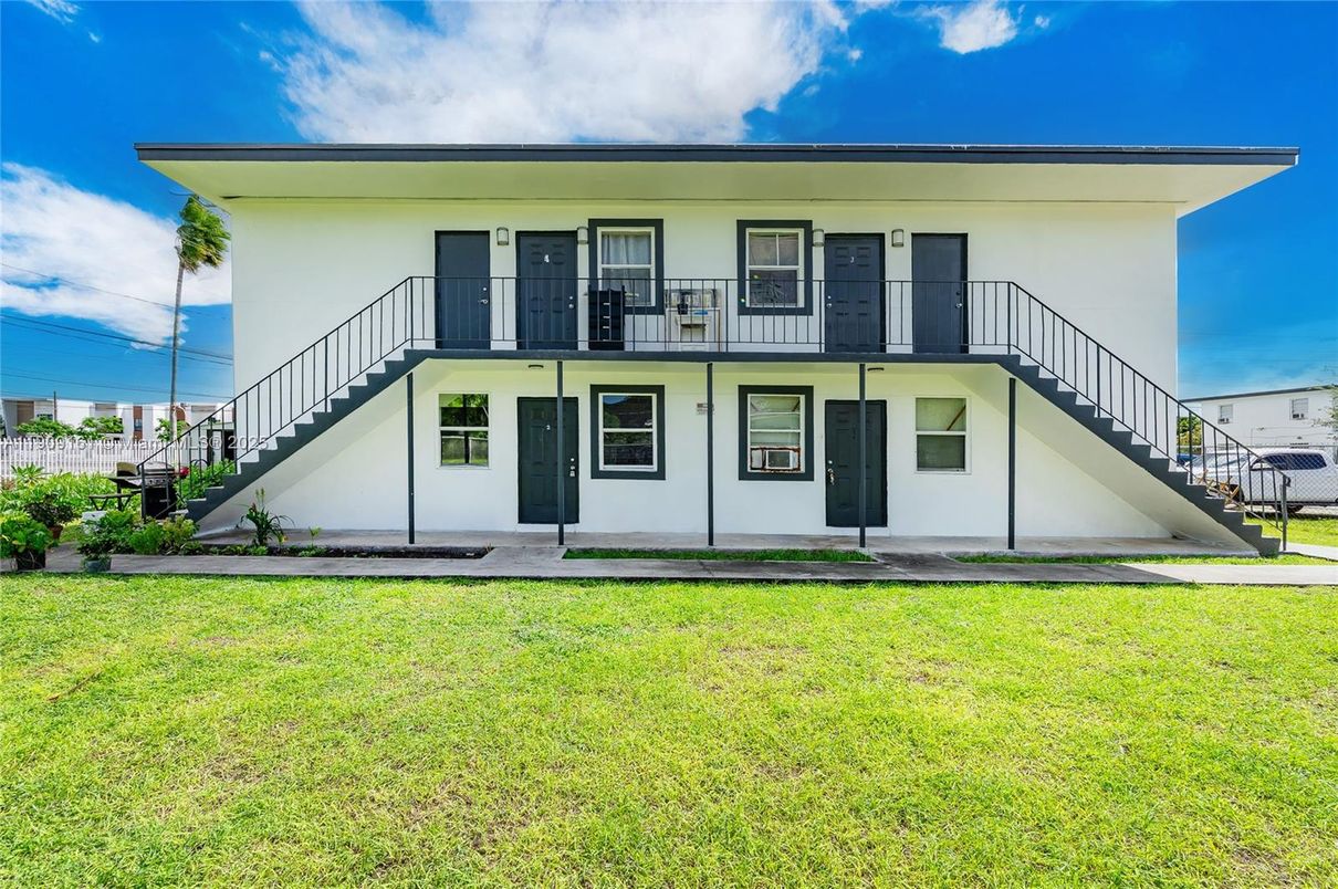 Backyard, Exterior, Facade, Modern