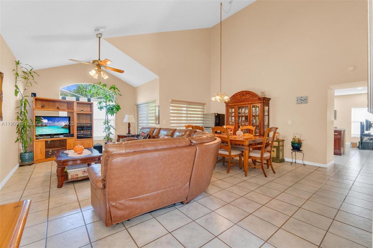 Dining room, Interior, Living room, Pendant Lights