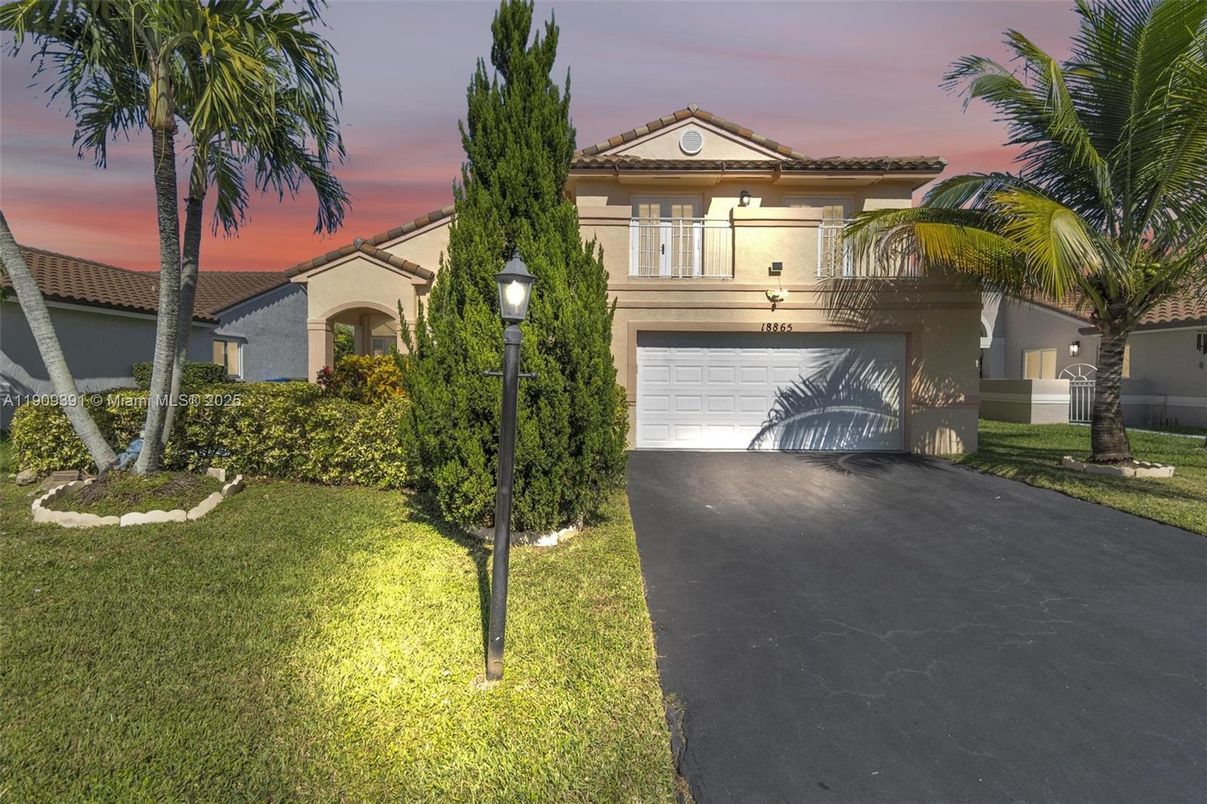 Attached, Exterior, Facade, Mediterranean