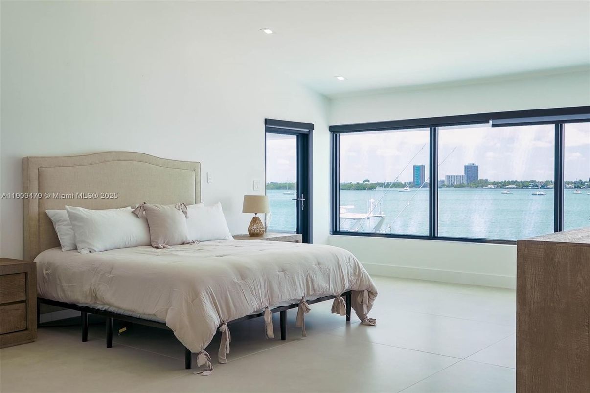 Bedroom, Interior, Recessed Lighting, Water