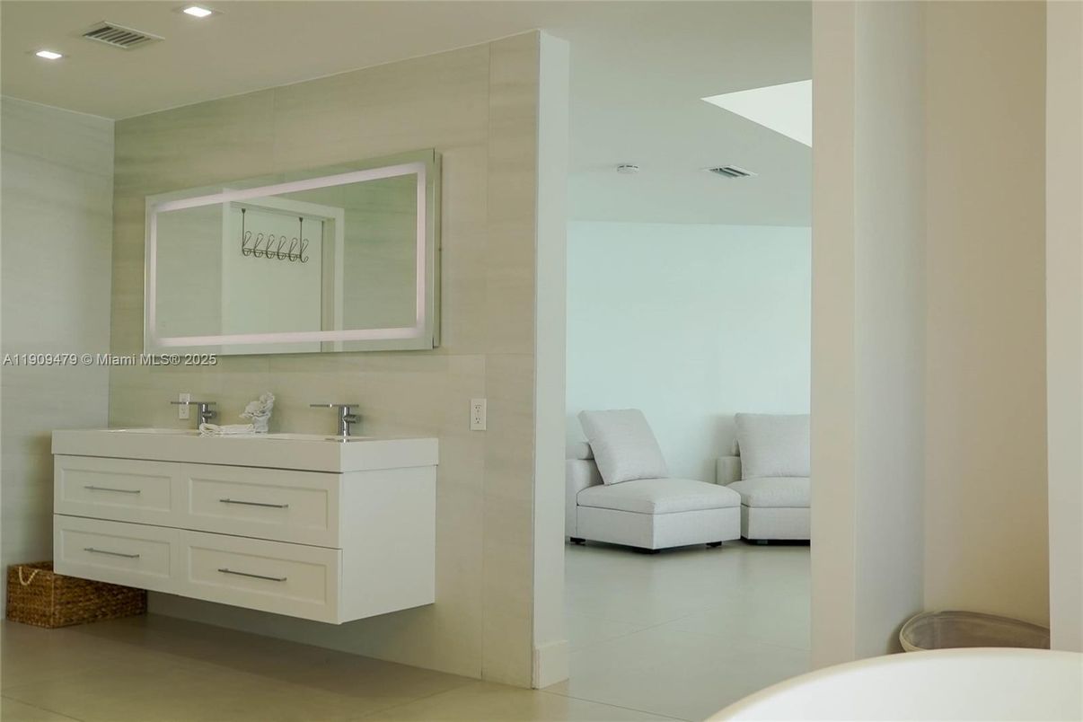 Bathroom, Interior, Recessed Lighting