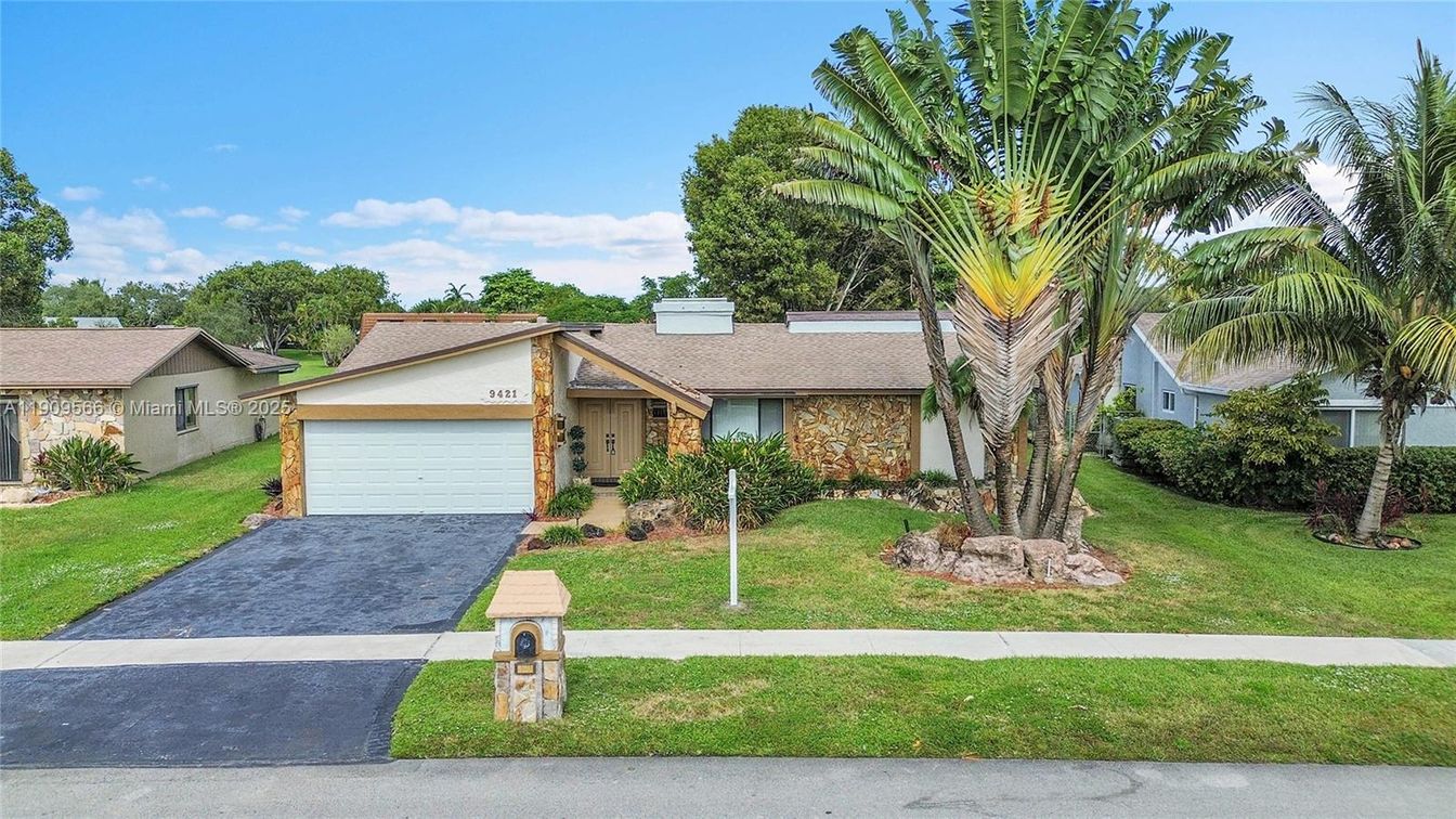 Attached, Exterior, Facade, Ranch