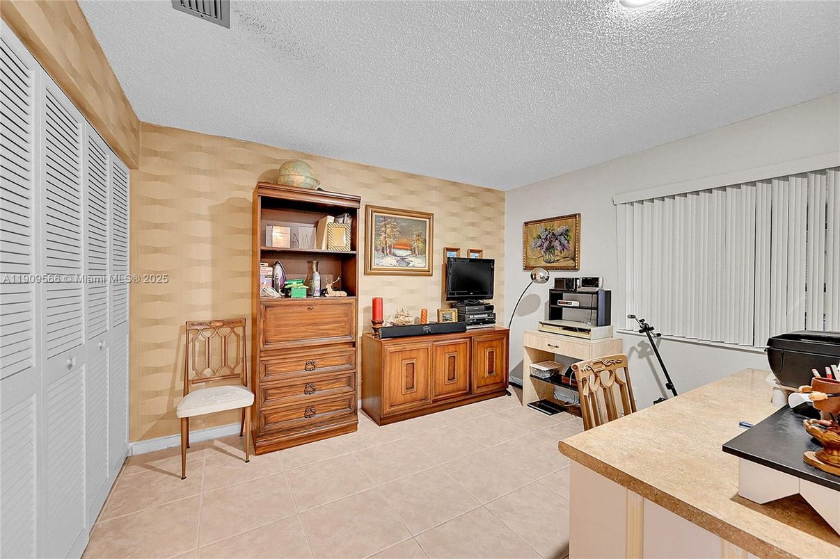 Home Office, Interior