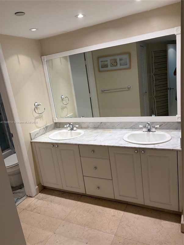 Bathroom, Dual Sink Vanities, Interior, Recessed Lighting