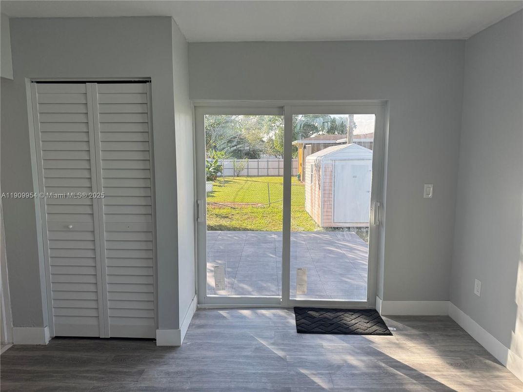 Empty room, Interior