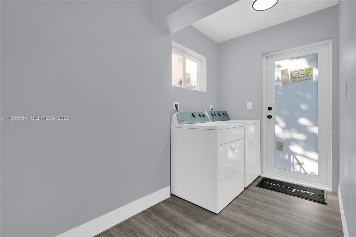 Interior, Washer, Wood Texture Flooring