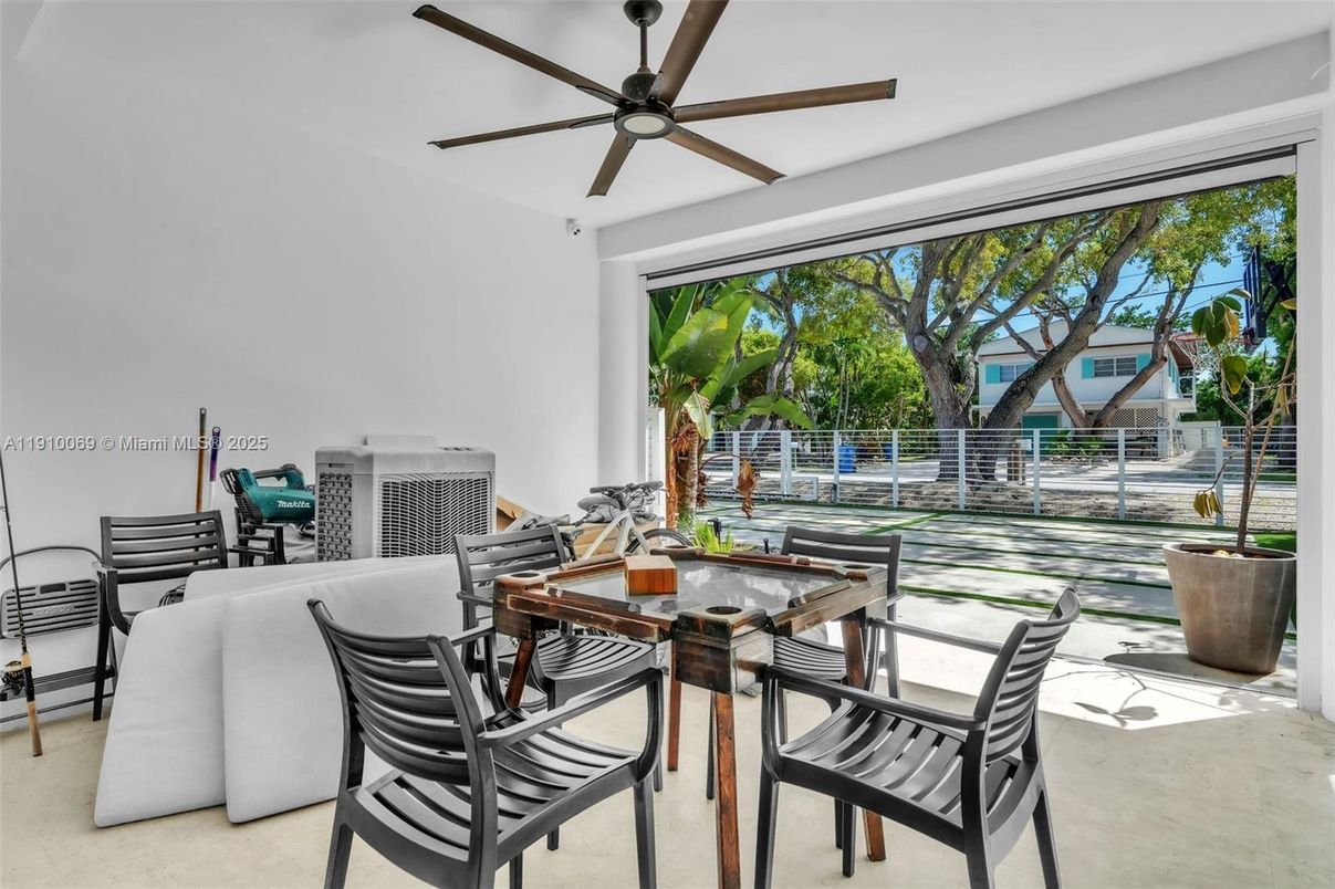Dining room, Interior