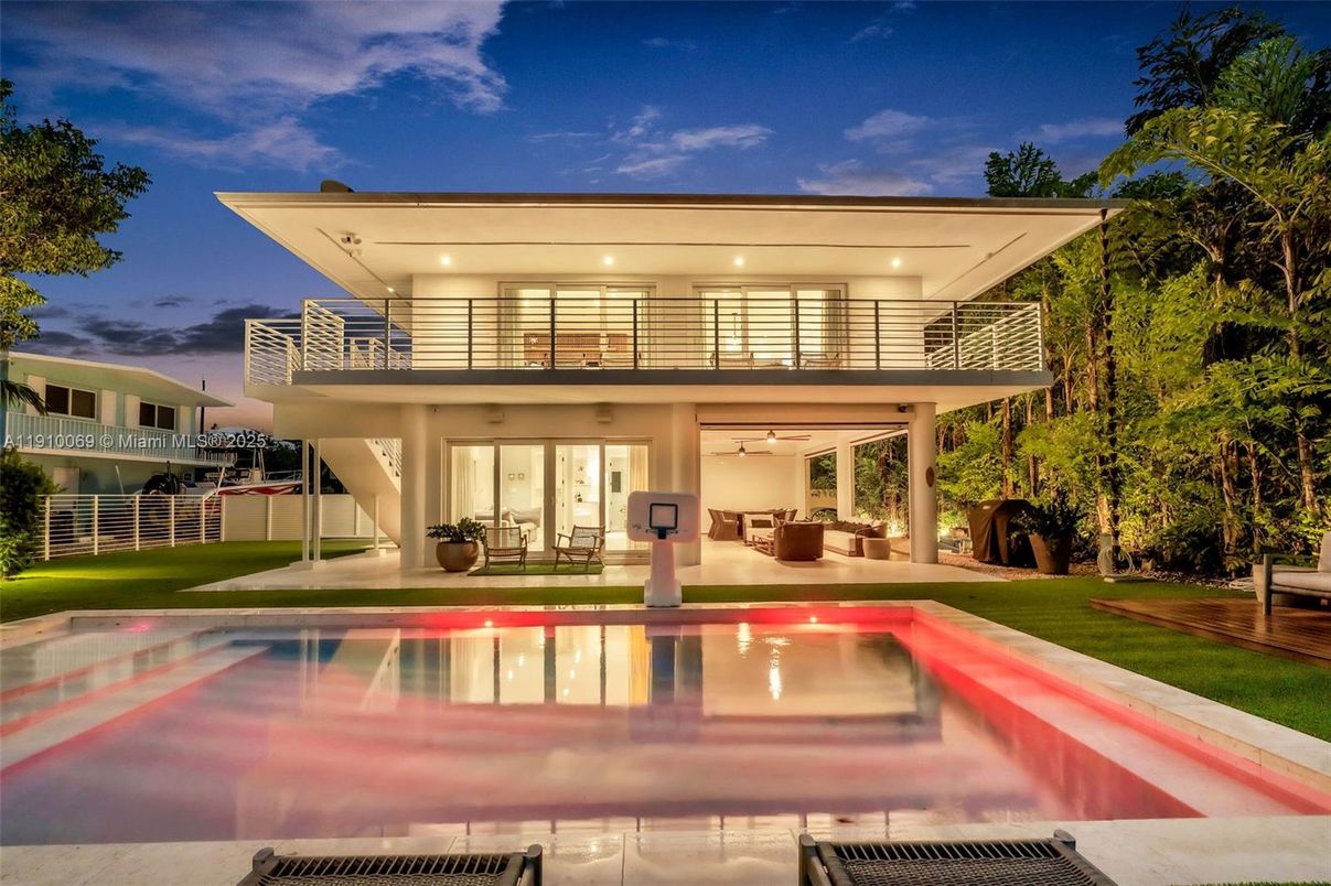 Backyard, Exterior, Facade, Pool, Modern