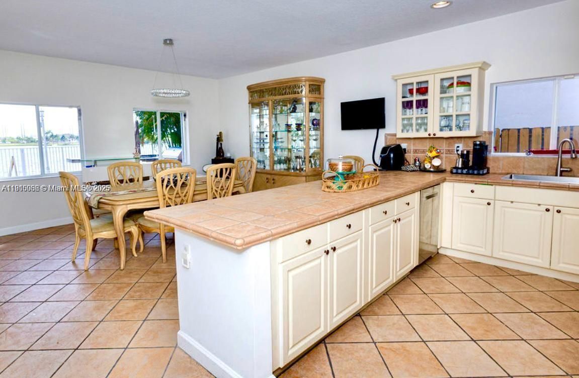 Dining room, Interior, Kitchen, Pendant Lights, Recessed Lighting, Tile Countertops