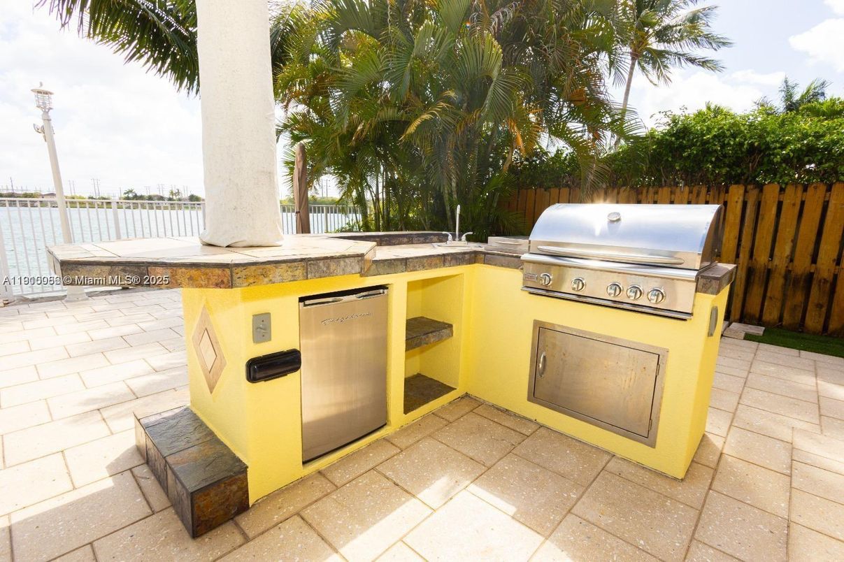 Exterior, Outdoor Kitchen