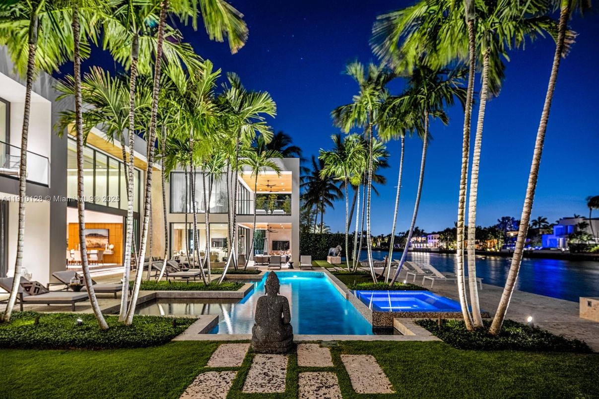 Exterior, Pool, Water