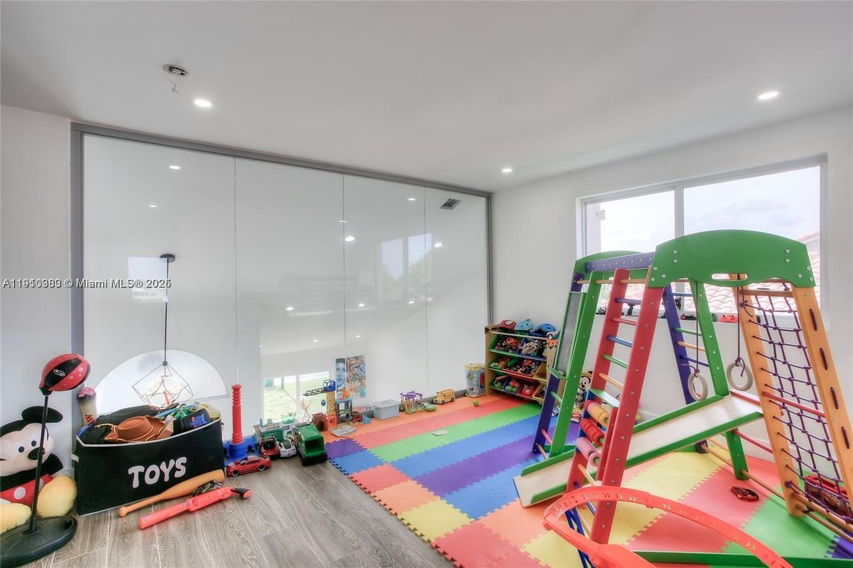 Interior, Recessed Lighting, Wood Texture Flooring