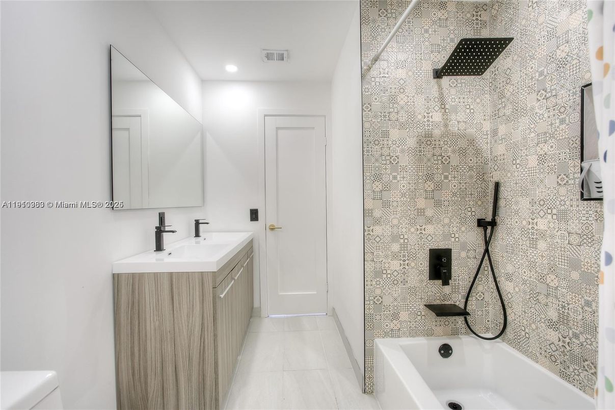 Bathroom, Dual Sink Vanities, Interior, Recessed Lighting