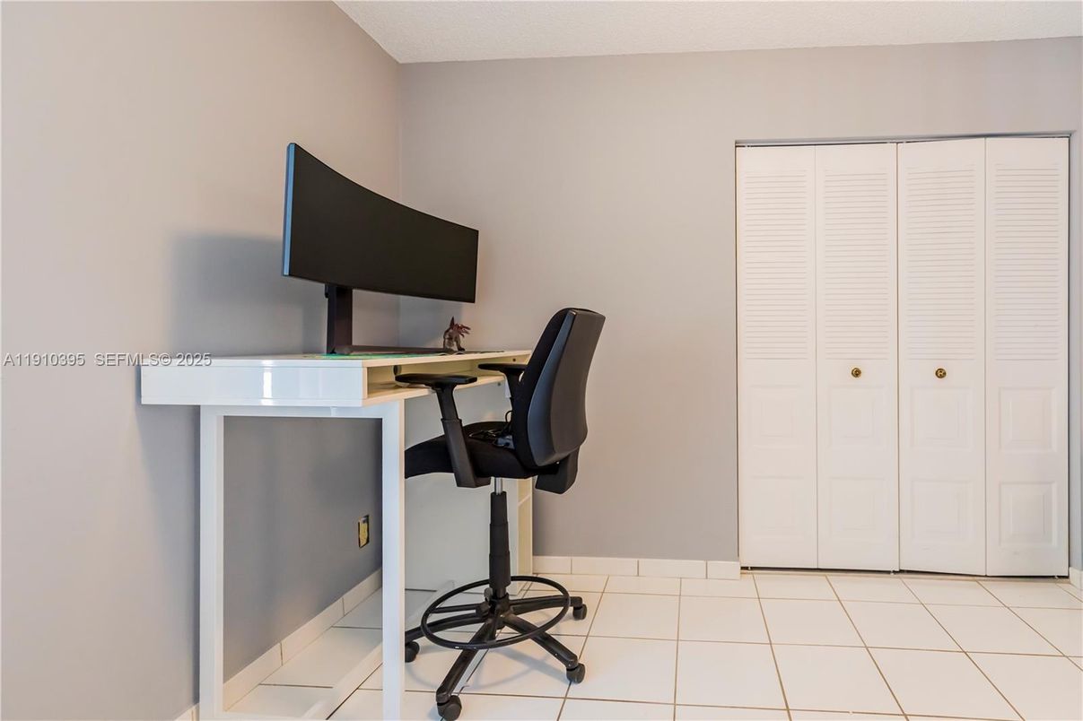 Home Office, Interior