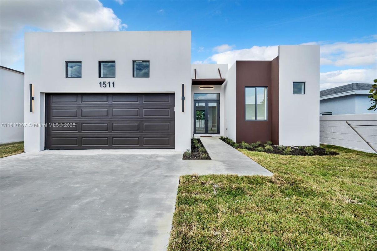 Attached, Exterior, Facade, Modern