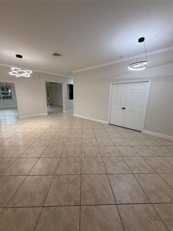 Empty room, Interior, Pendant Lights