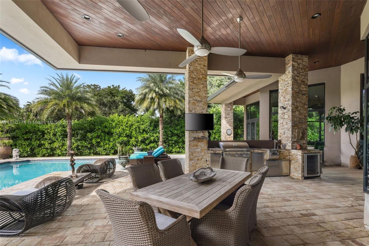 Exterior, Outdoor Kitchen, Pool