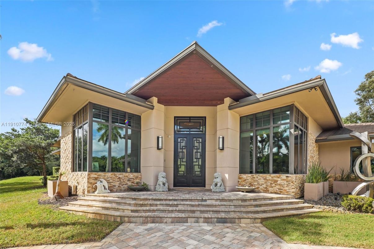 Exterior, Facade, Modern