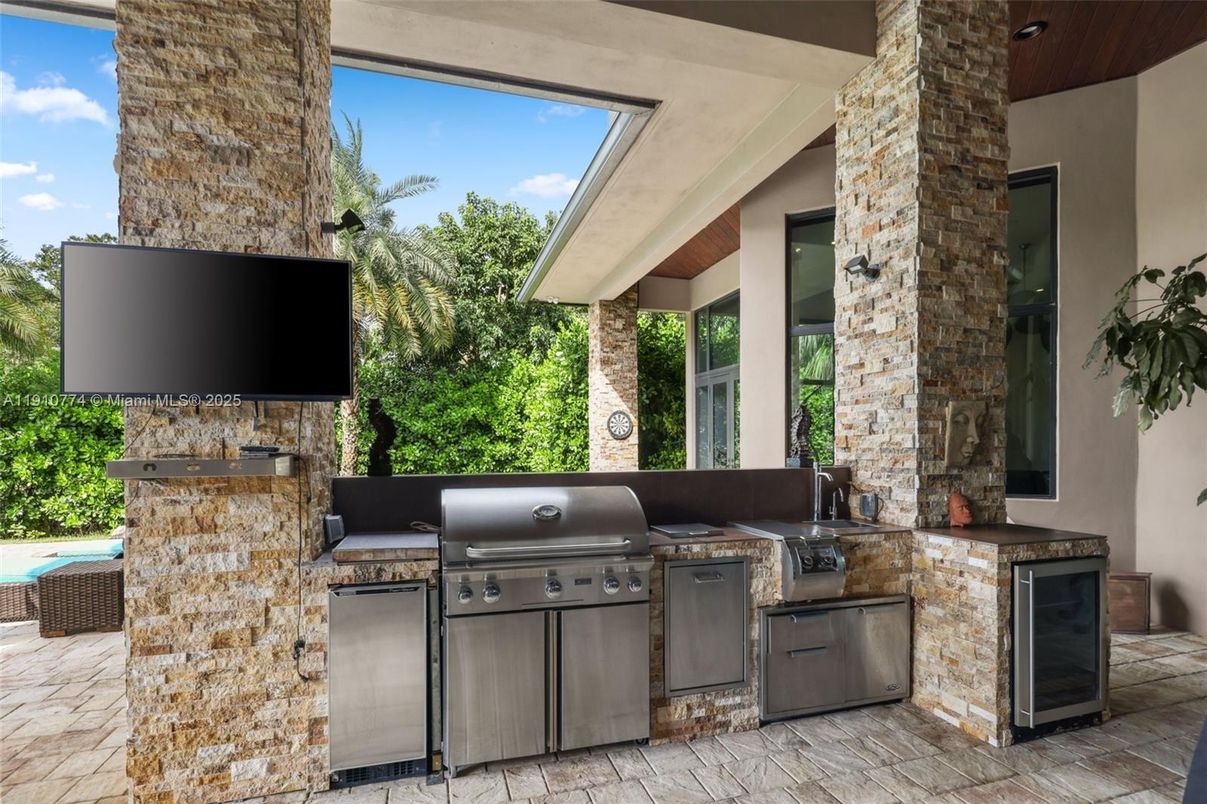 Exterior, Outdoor Kitchen