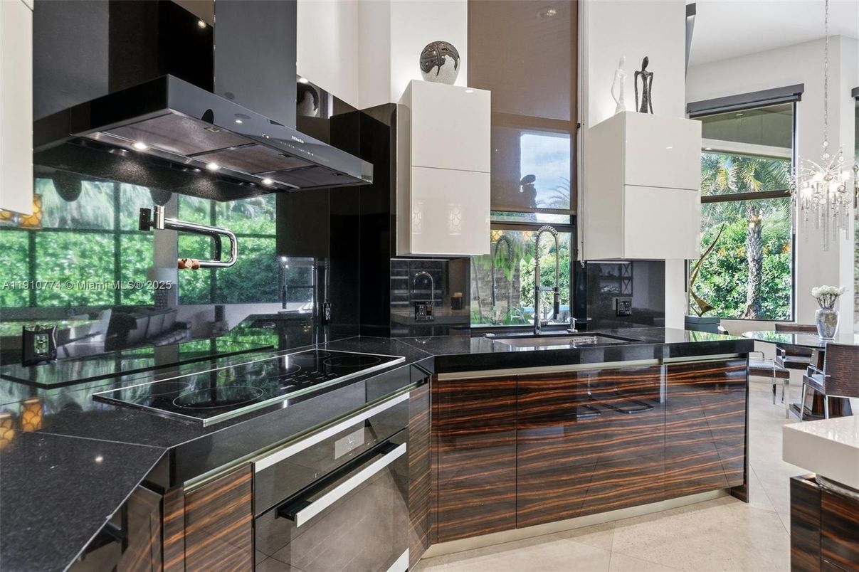 Dining room, Interior, Kitchen, Pendant Lights, Stainless Steel Appliances