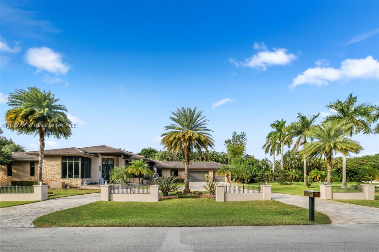 Backyard, Exterior, Facade, Ranch