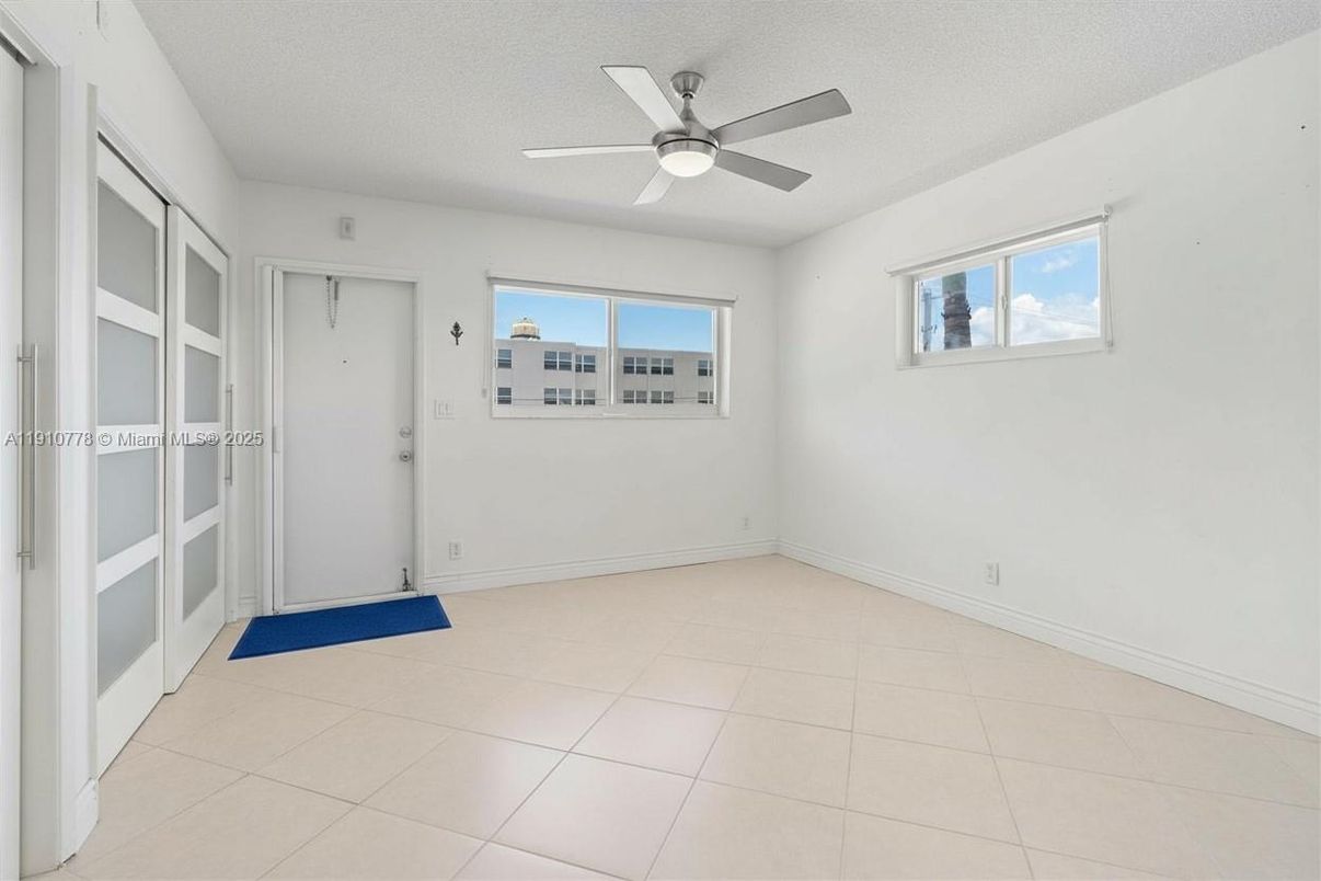 Empty room, Interior