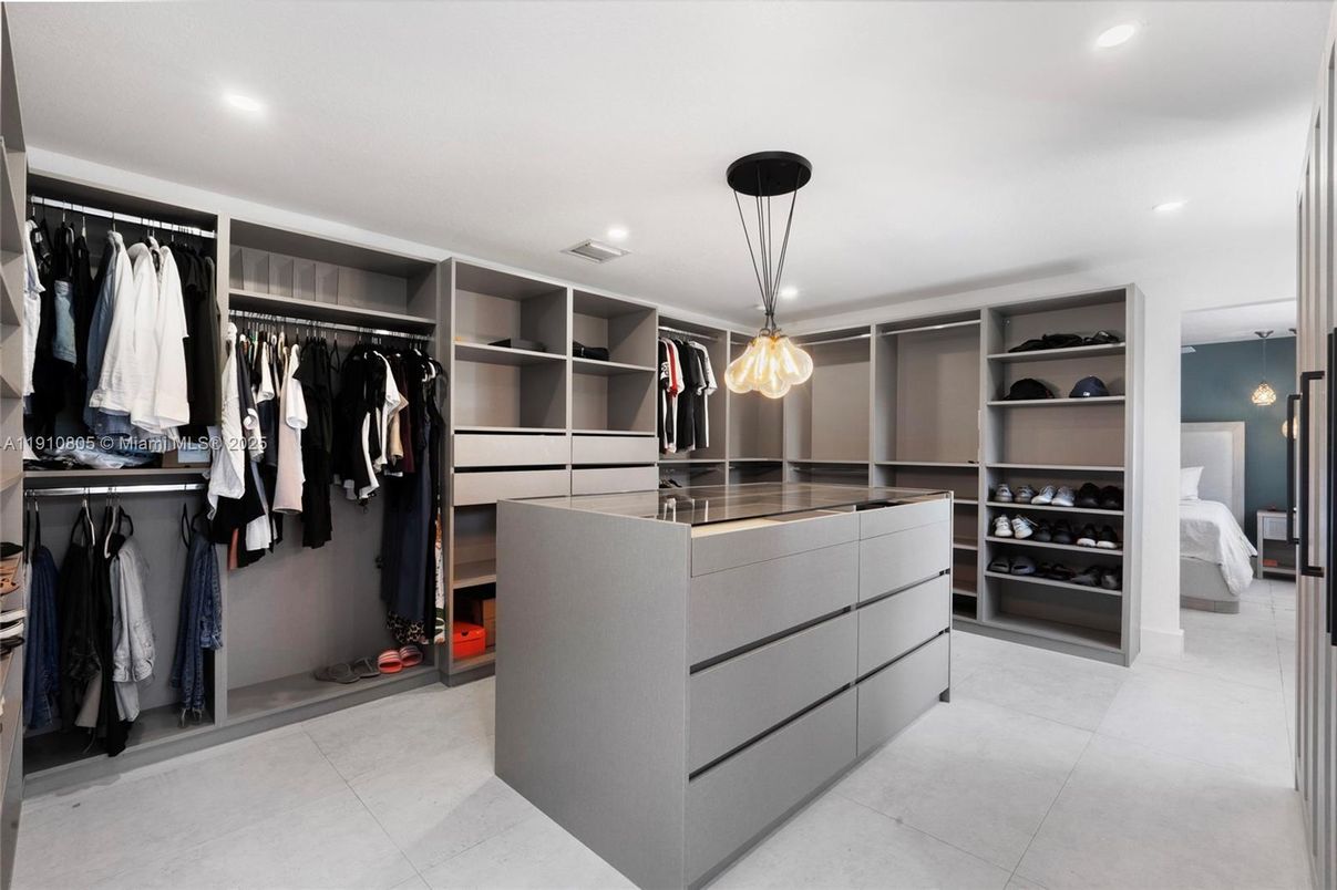 Interior, Pendant Lights, Recessed Lighting, Walk-in Closets